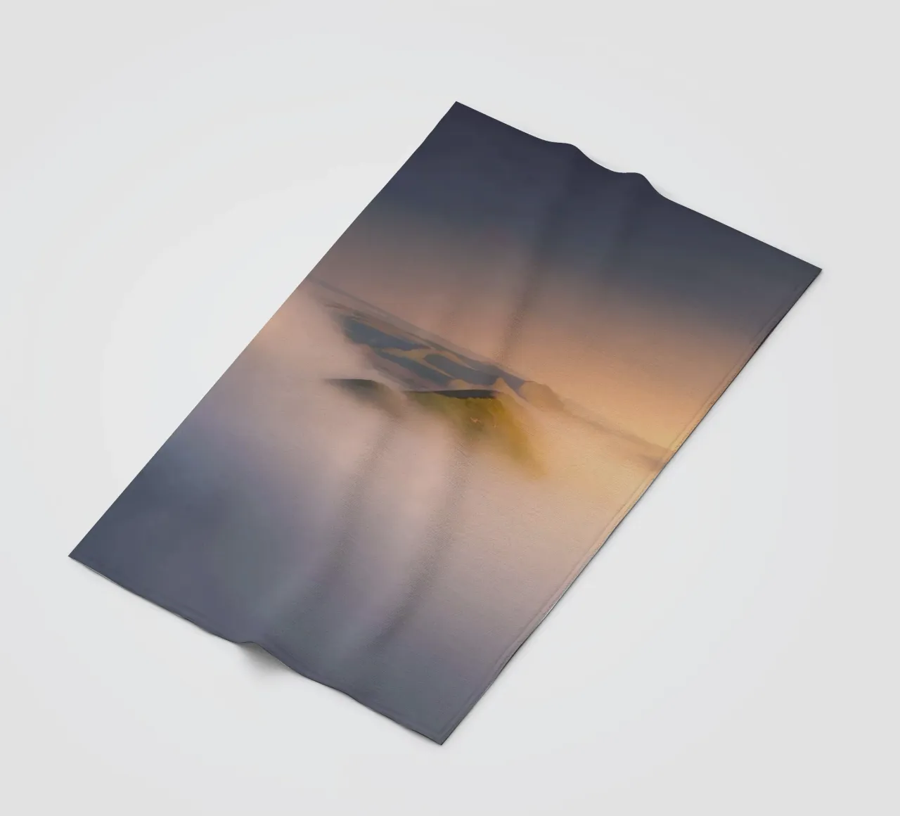 nebbia sulle colline coperta in pile da Earthly Visions