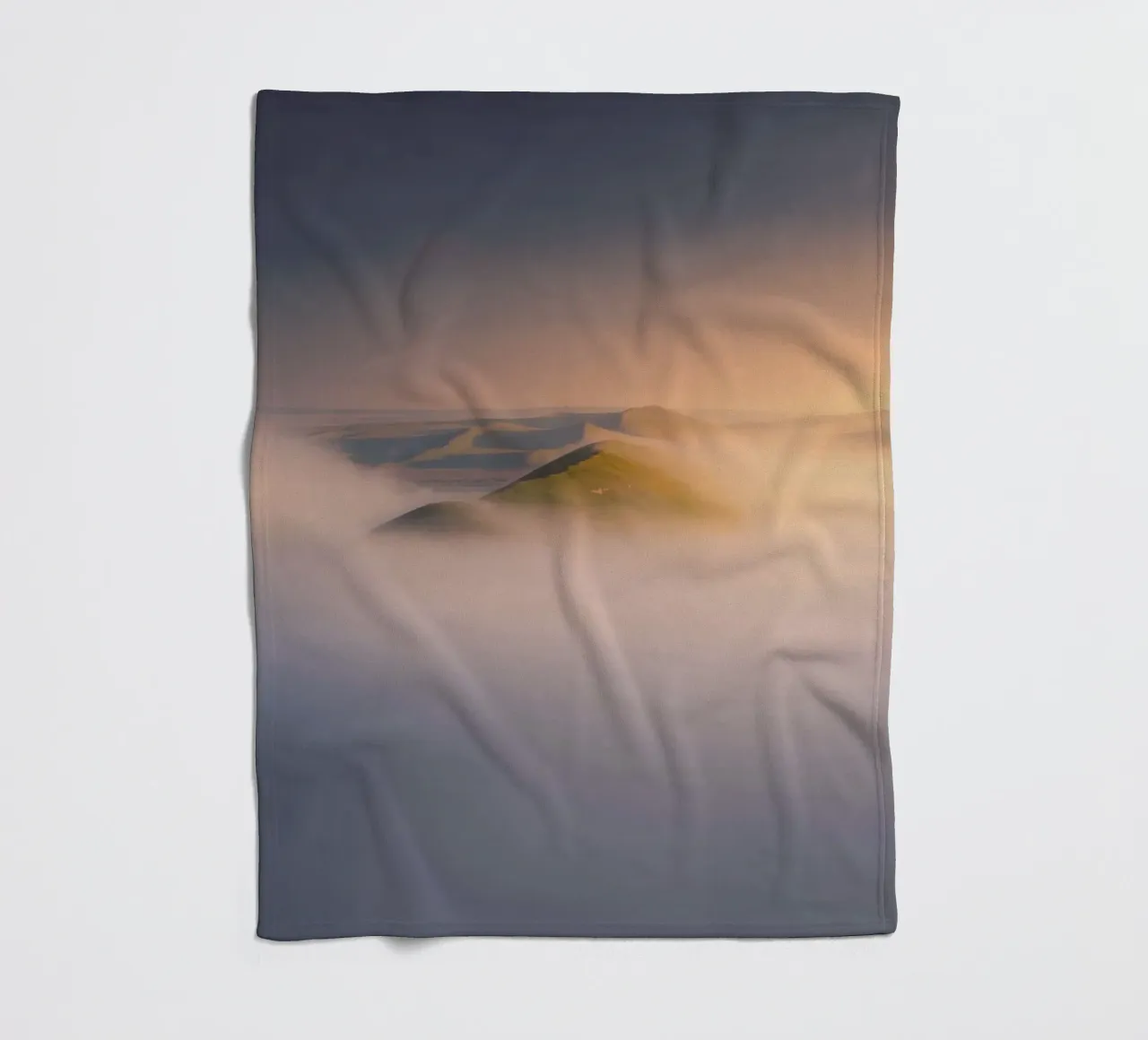 nebbia sulle colline coperta in pile da Earthly Visions