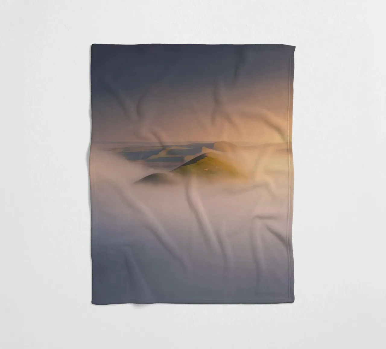 nebbia sulle colline coperta in pile da Earthly Visions