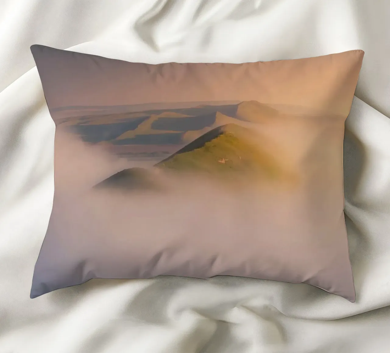 nebbia sulle colline cuscino da Earthly Visions