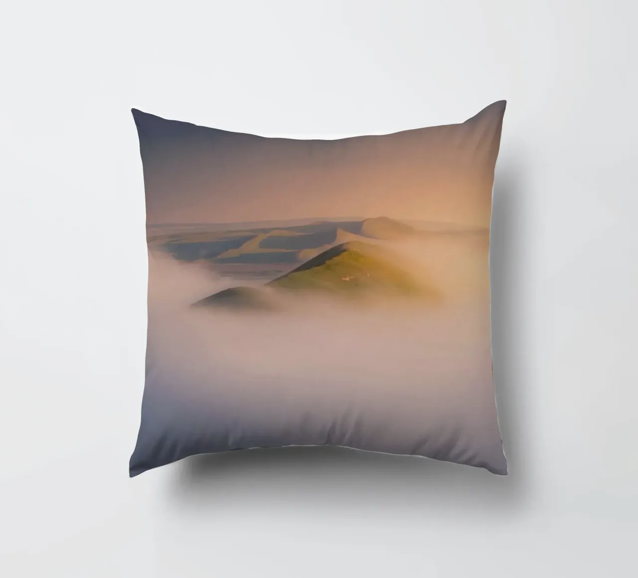 nebbia sulle colline cuscino da Earthly Visions