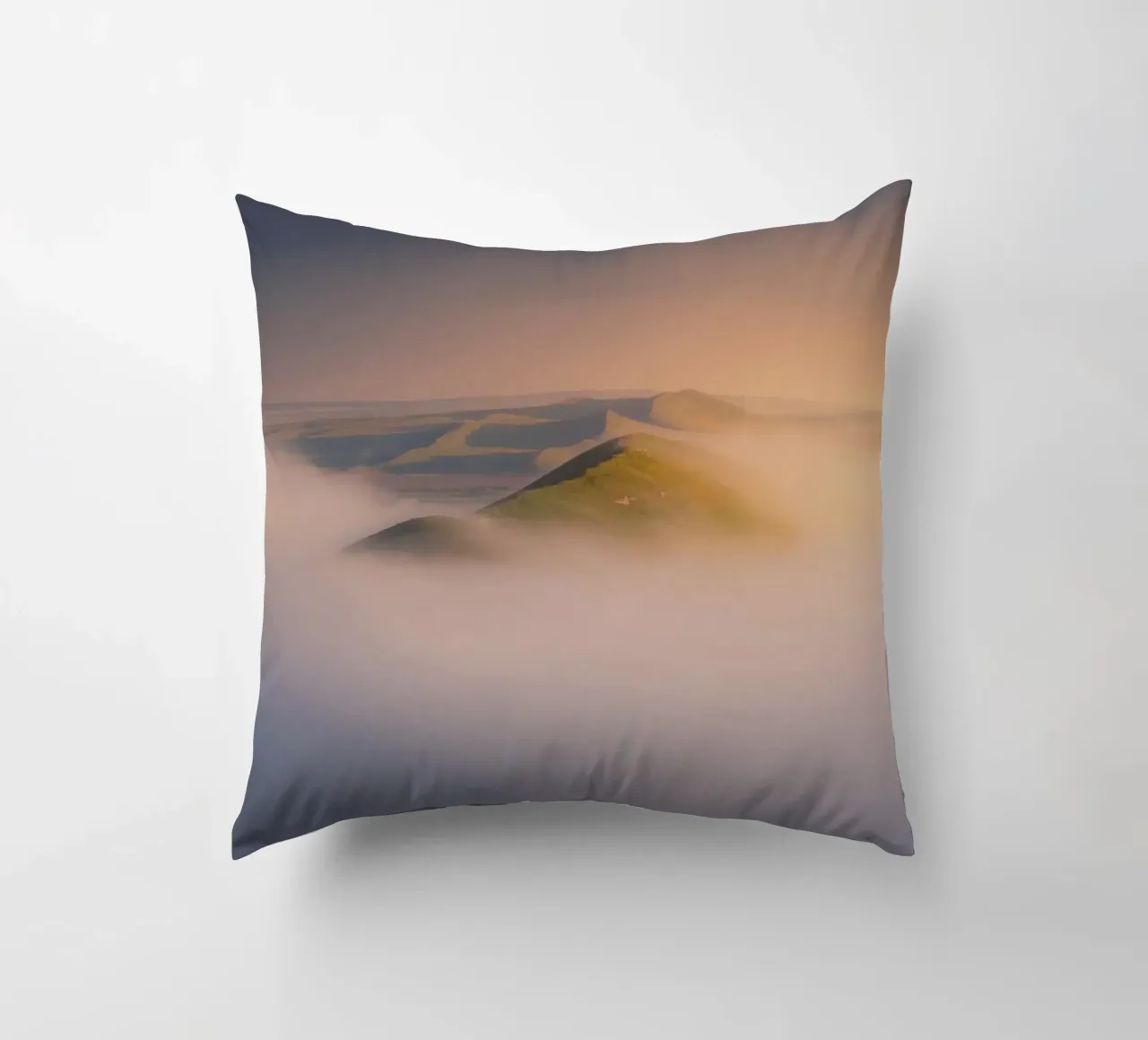 nebbia sulle colline cuscino da Earthly Visions
