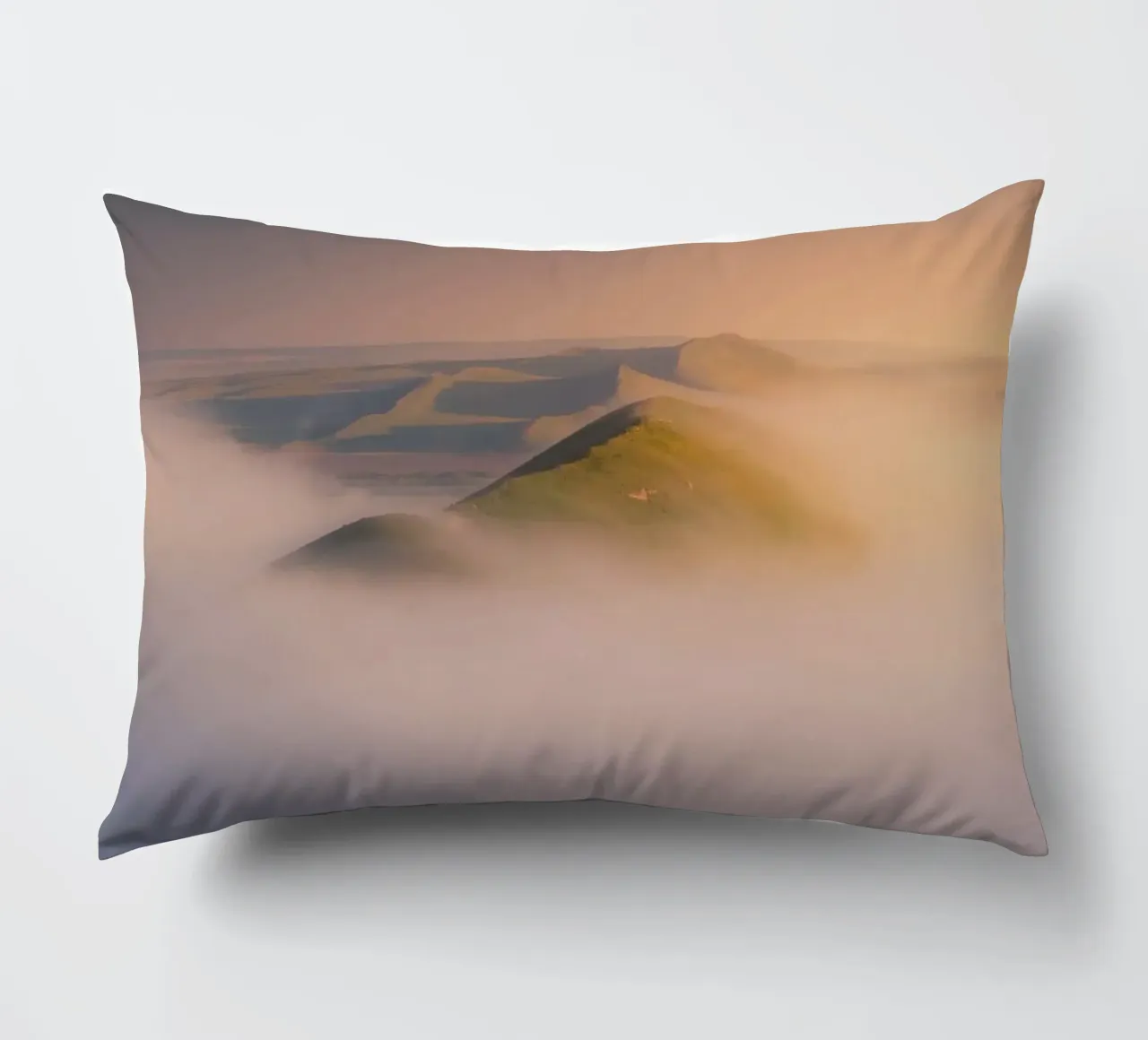 nebbia sulle colline cuscino da Earthly Visions