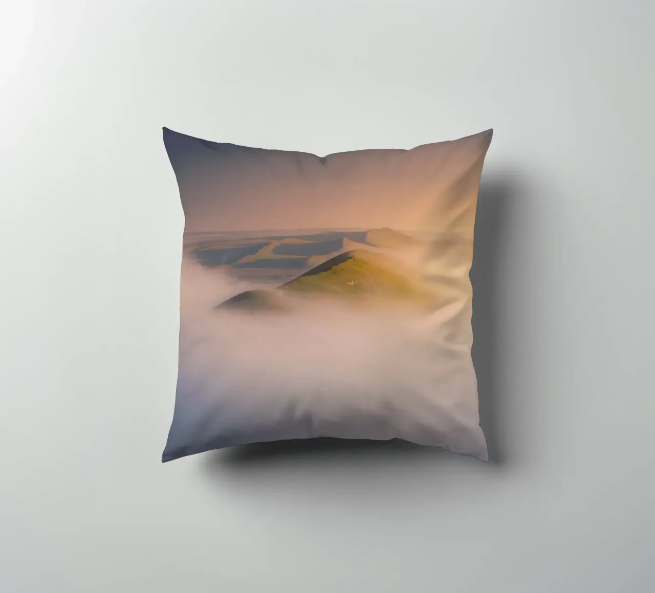 nebbia sulle colline cuscino da Earthly Visions