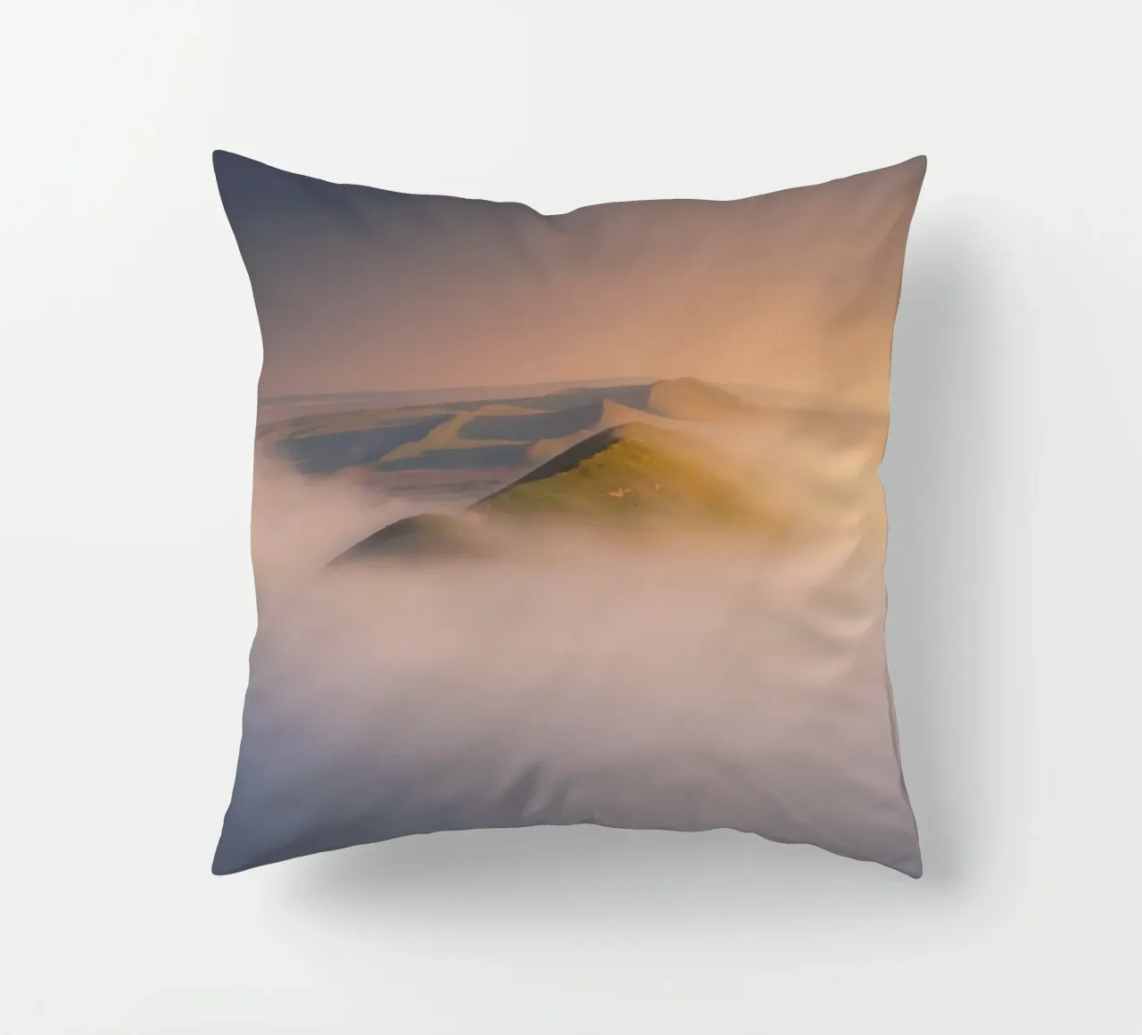 nebbia sulle colline cuscino da Earthly Visions