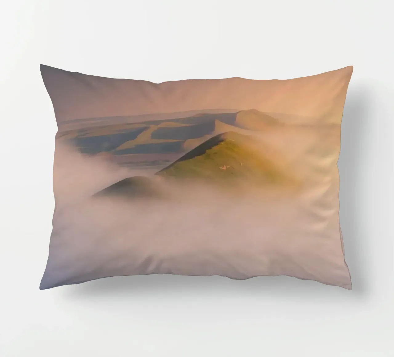 nebbia sulle colline cuscino da Earthly Visions