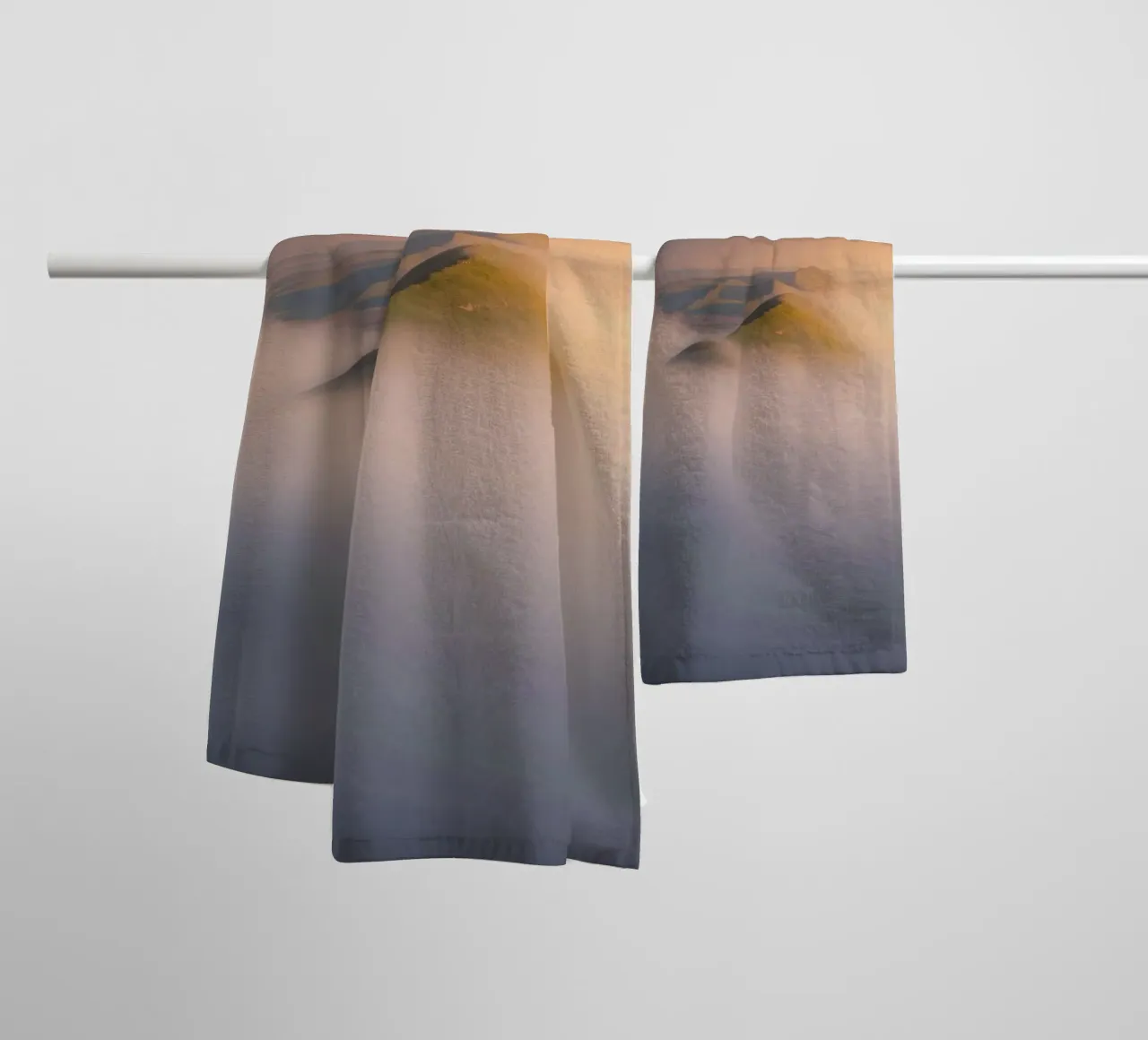 nebbia sulle colline asciugamano da bagno da Earthly Visions