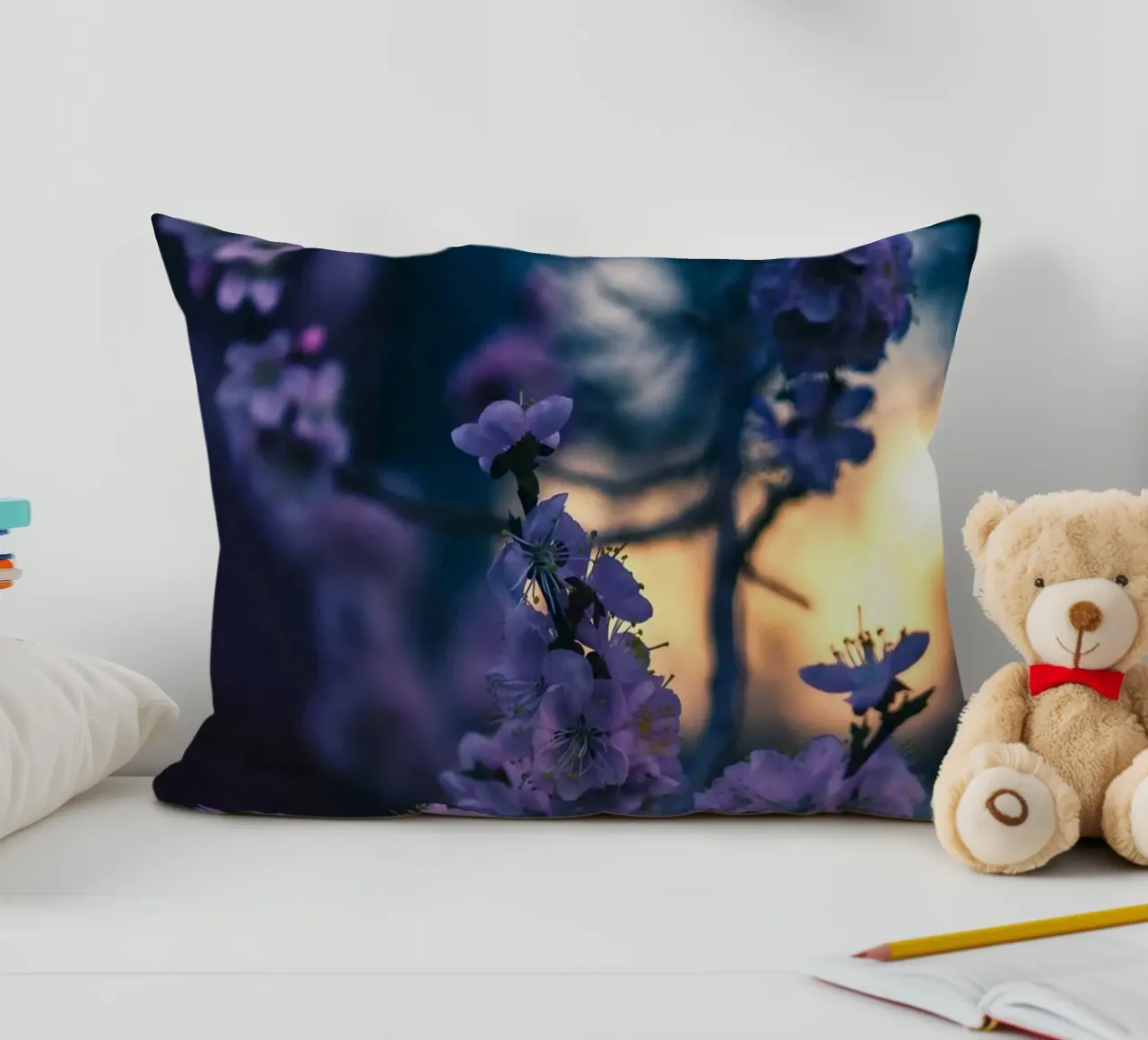 fiori di ciliegio cuscino da Earthly Visions