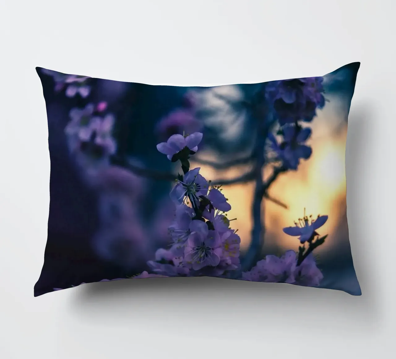 fiori di ciliegio cuscino da Earthly Visions