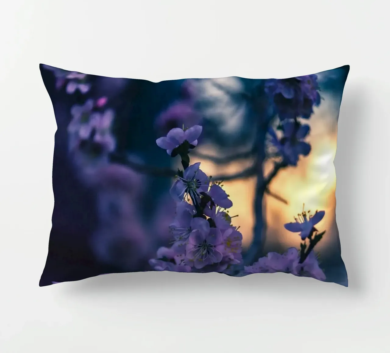 fiori di ciliegio cuscino da Earthly Visions