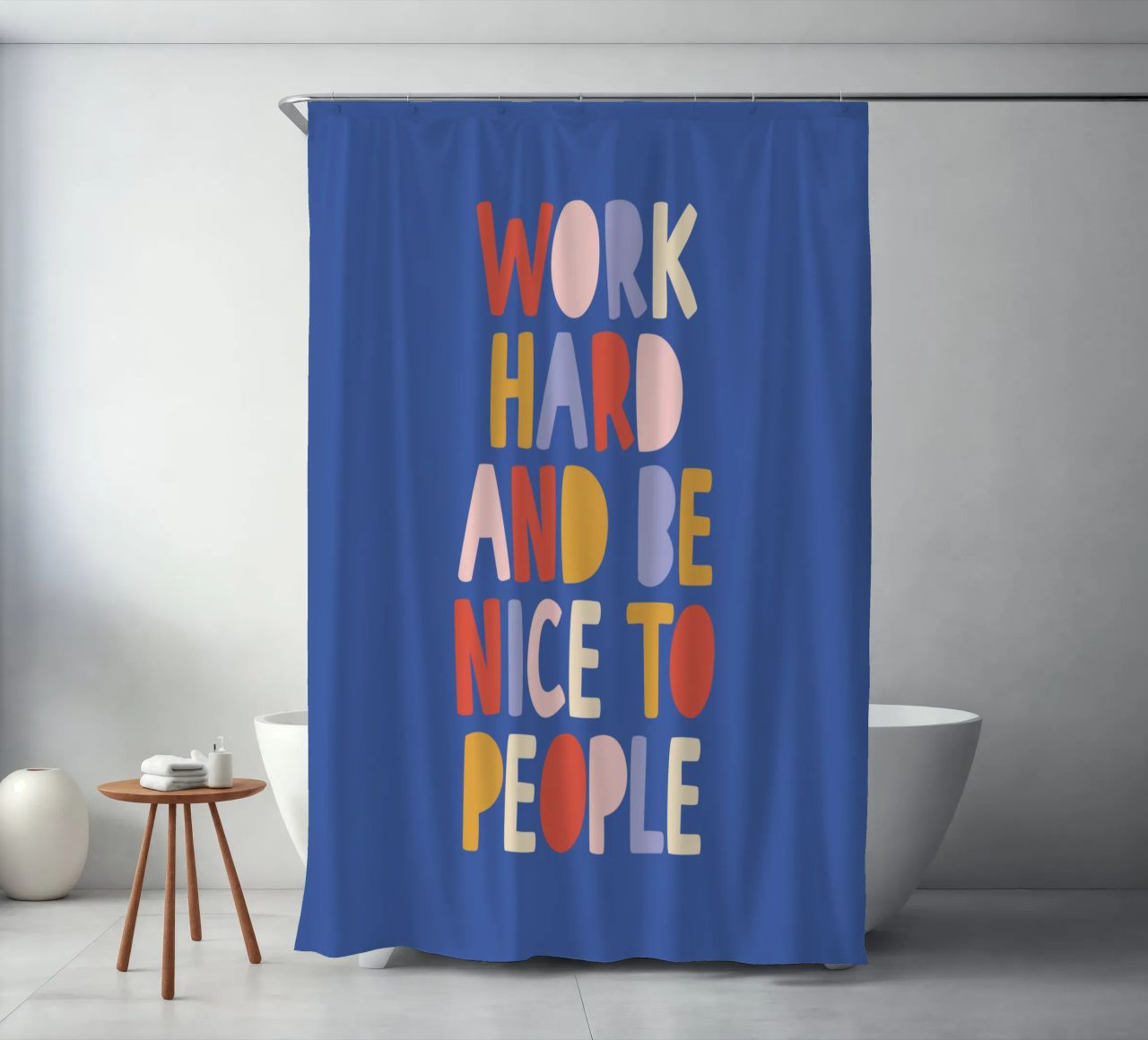 Hart arbeiten und nett zu anderen sein Duschvorhang von THE MOTIVATED TYPE