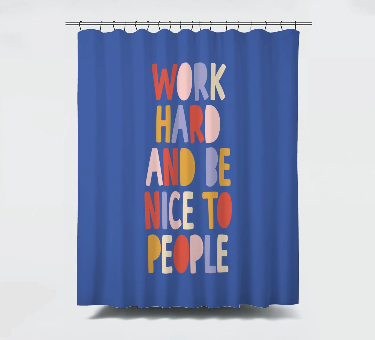 Hart arbeiten und nett zu anderen sein Duschvorhang von THE MOTIVATED TYPE