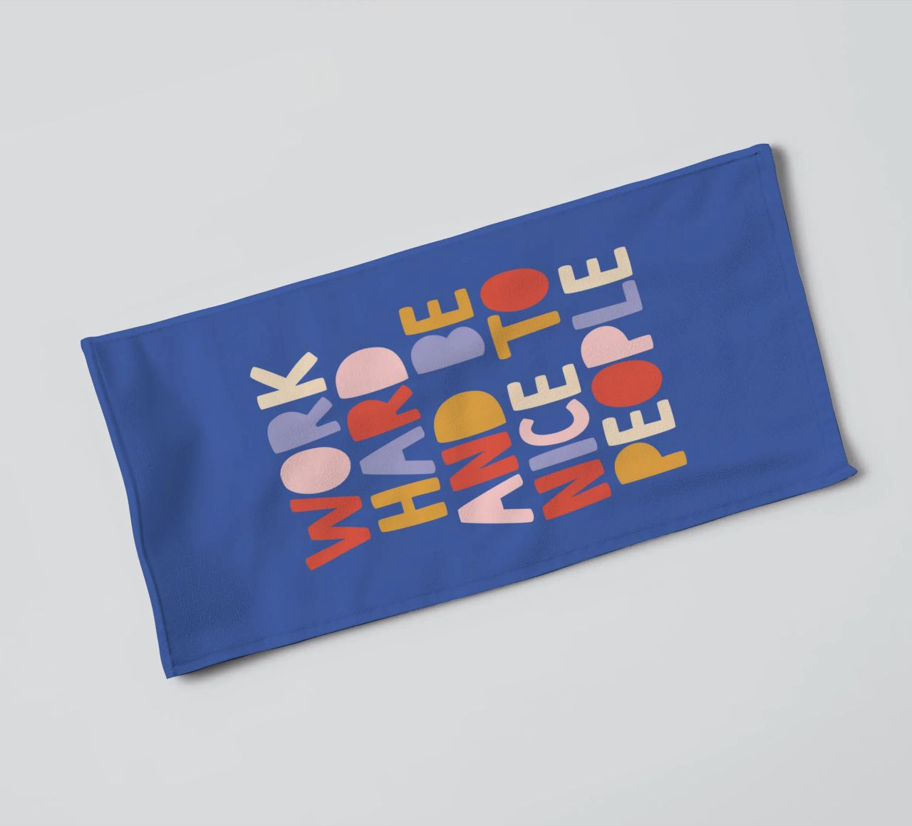 Hart arbeiten und nett zu anderen sein Handtuch von THE MOTIVATED TYPE