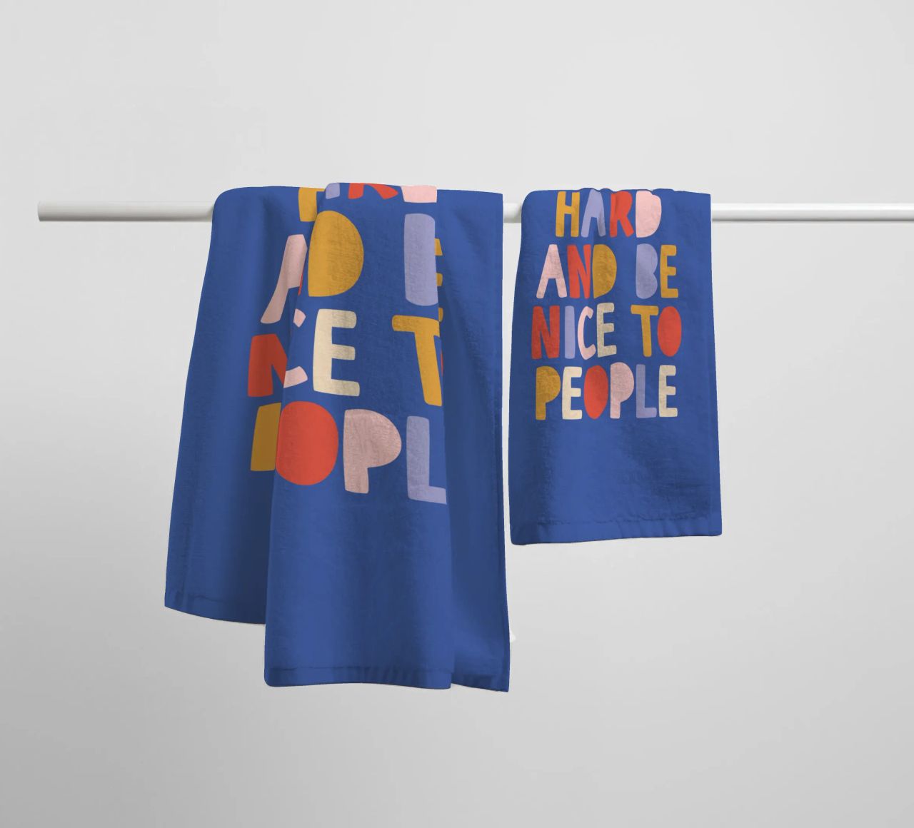 Hart arbeiten und nett zu anderen sein Handtuch von THE MOTIVATED TYPE