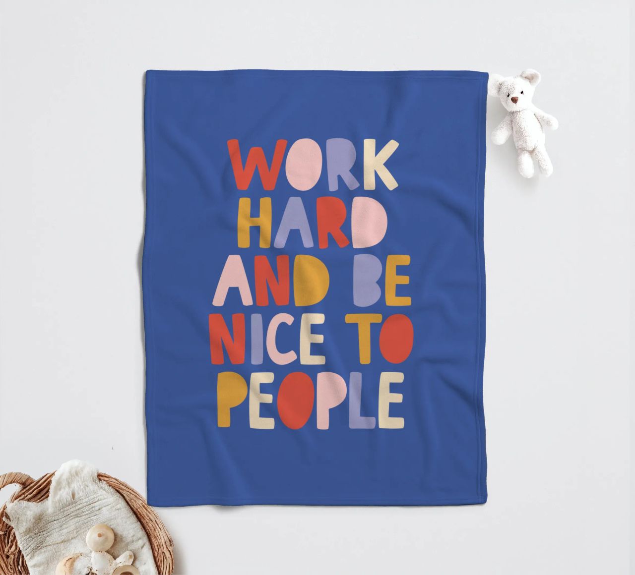 Hart arbeiten und nett zu anderen sein Fleecedecke von THE MOTIVATED TYPE