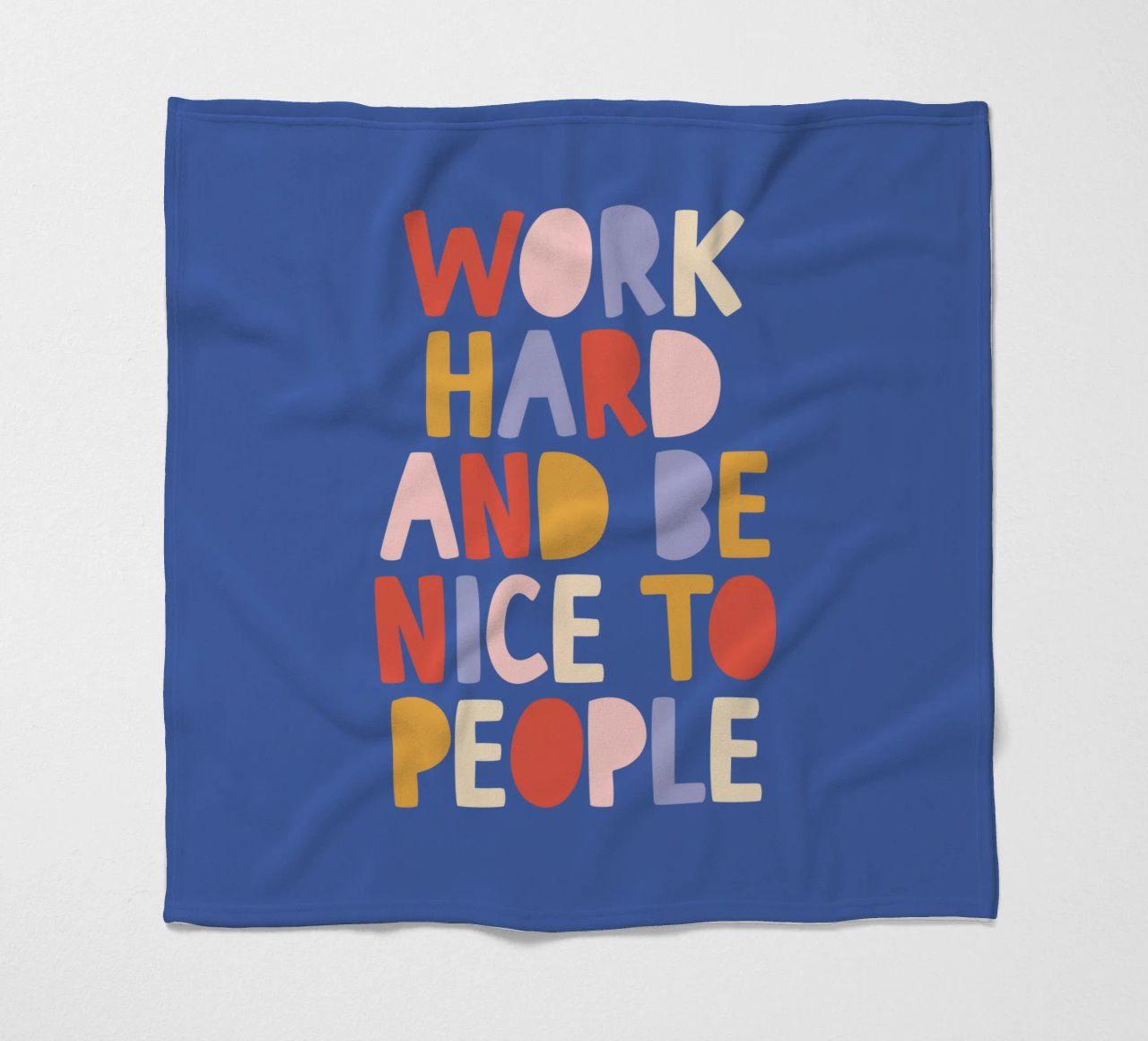 Hart arbeiten und nett zu anderen sein Fleecedecke von THE MOTIVATED TYPE