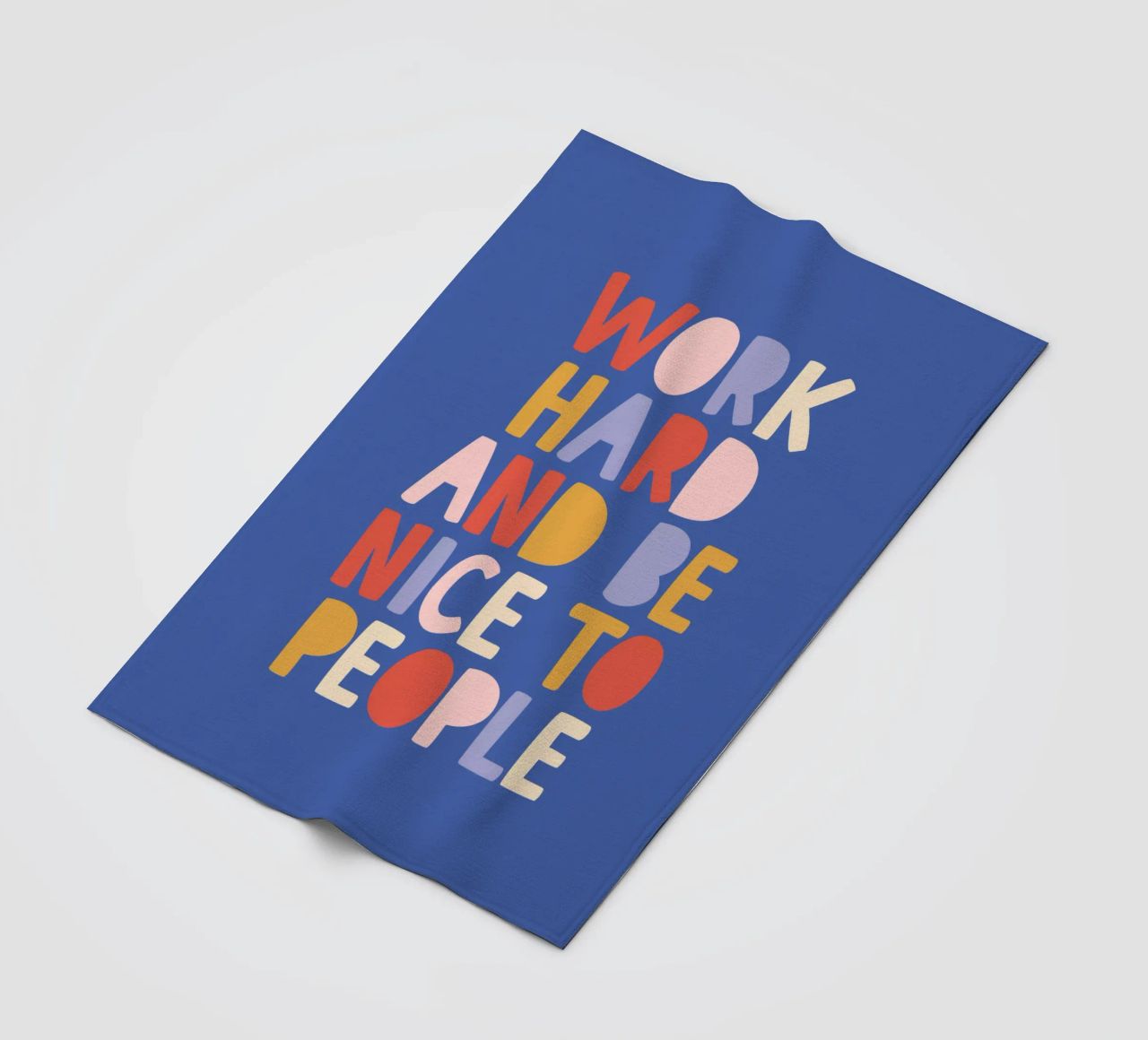 Hart arbeiten und nett zu anderen sein Fleecedecke von THE MOTIVATED TYPE