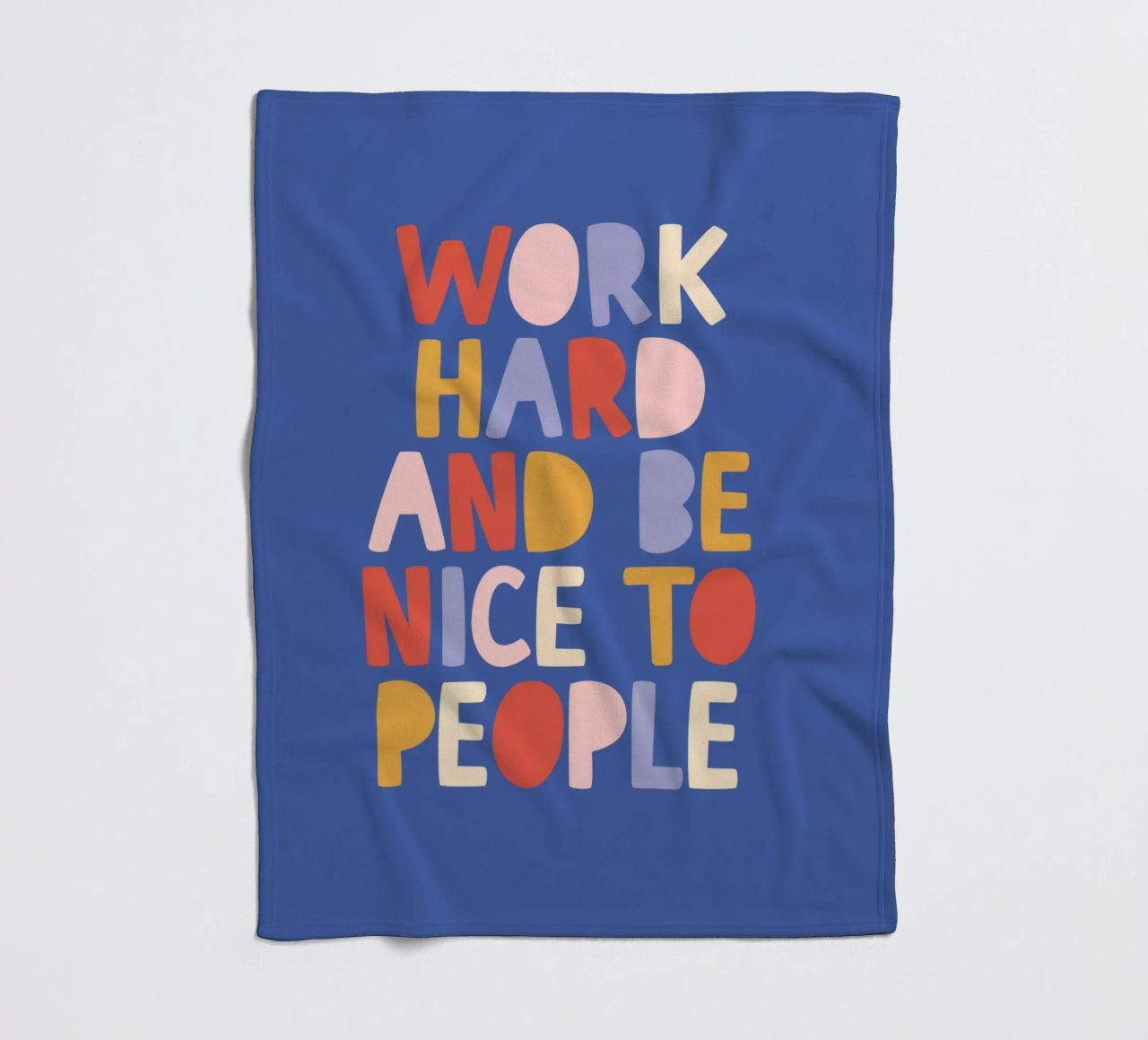 Hart arbeiten und nett zu anderen sein Fleecedecke von THE MOTIVATED TYPE