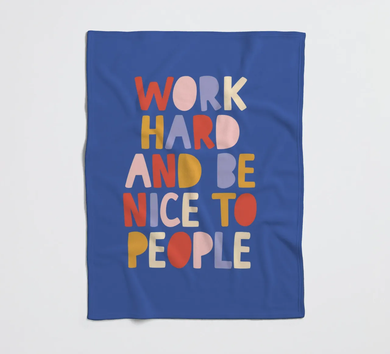 Lavorare sodo ed essere gentili con le persone coperta in pile da THE MOTIVATED TYPE