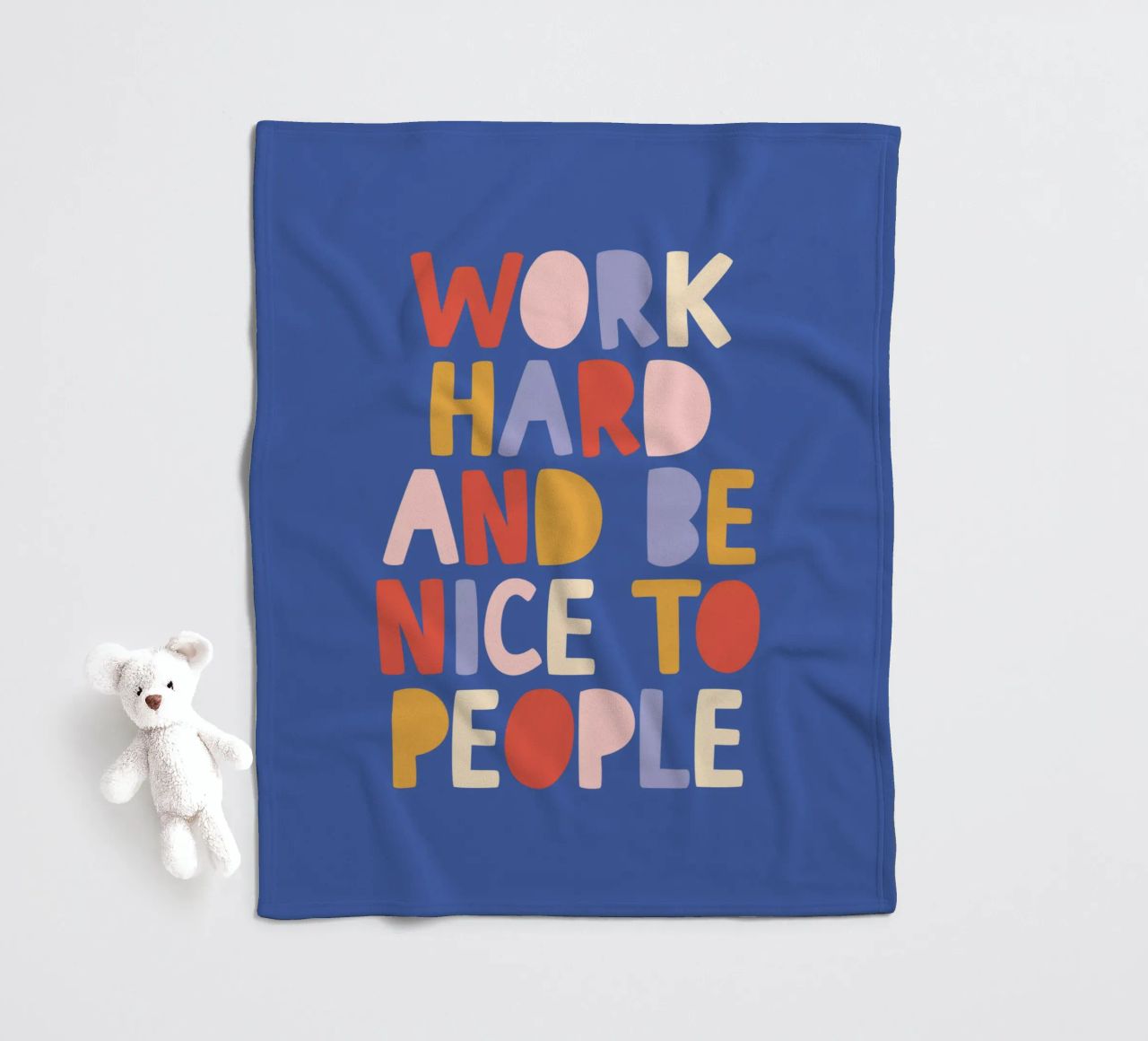 Hart arbeiten und nett zu anderen sein Fleecedecke von THE MOTIVATED TYPE