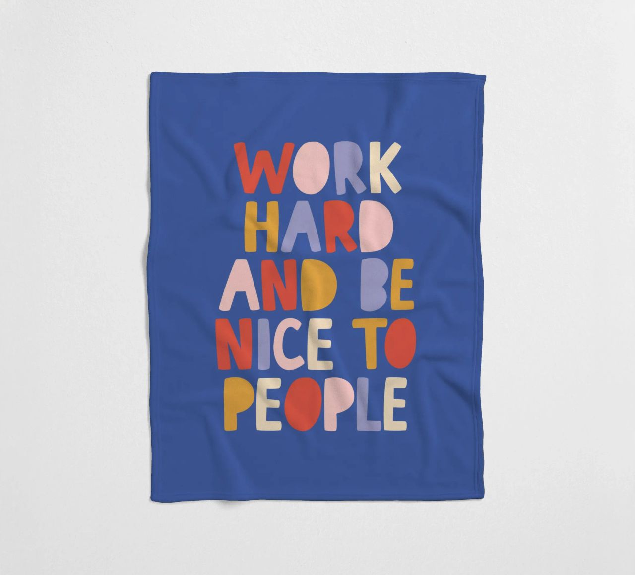 Hart arbeiten und nett zu anderen sein Fleecedecke von THE MOTIVATED TYPE