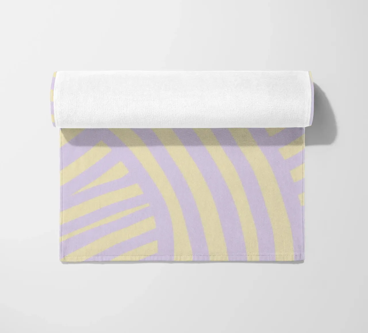 Rayures violet et jaune pastel serviette de plage de Little Dean