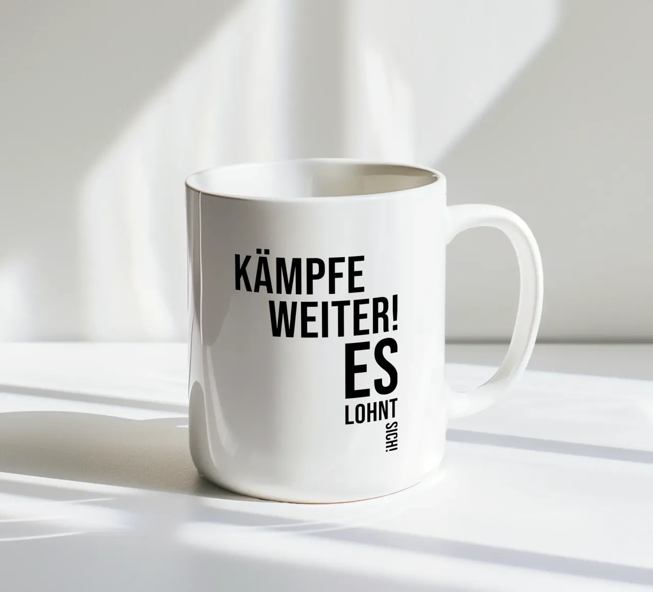 Combattere tazza in ceramica da YV TYPOGRAPHY
