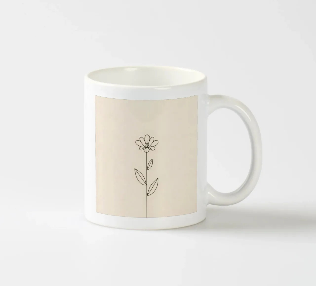 Semplice disegno a linee nere di un fiore con foglie su una luce tazza in ceramica da DesignDoodle