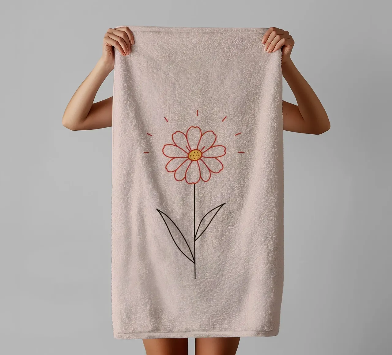 Arte floreale con un semplice fiore rosa e foglie verdi asciugamano da bagno da DesignDoodle