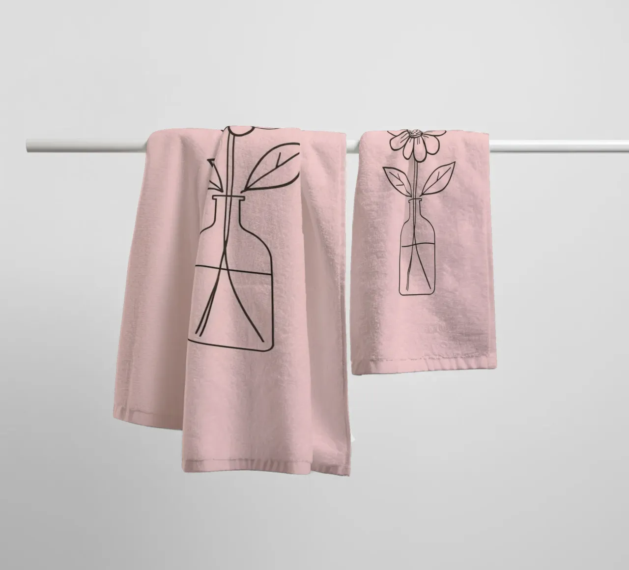 Fiore semplice in un vaso di vetro con un'arte rosa pastello asciugamano da bagno da DesignDoodle
