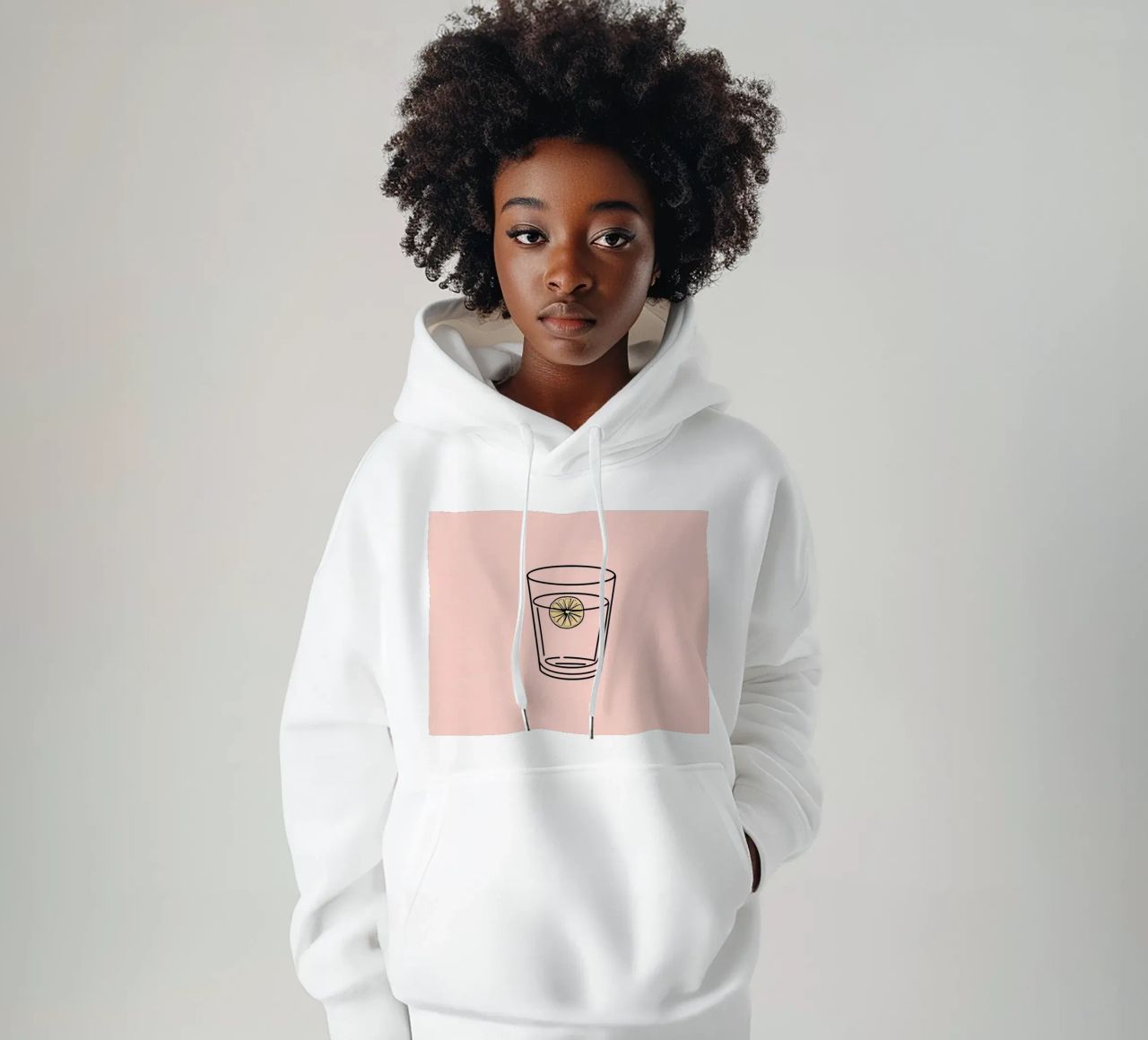 Bevanda rinfrescante in un bicchiere trasparente con una fetta di limone felpa con cappuccio da DesignDoodle