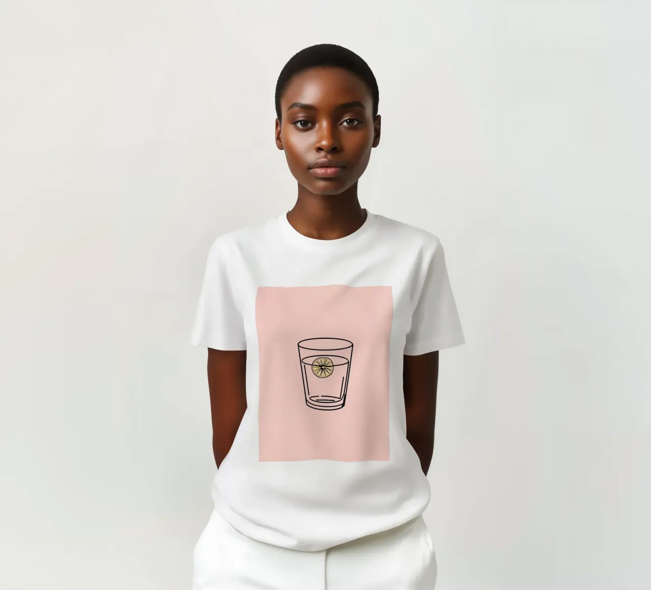 Bevanda rinfrescante in un bicchiere trasparente con una fetta di limone t-shirt da DesignDoodle