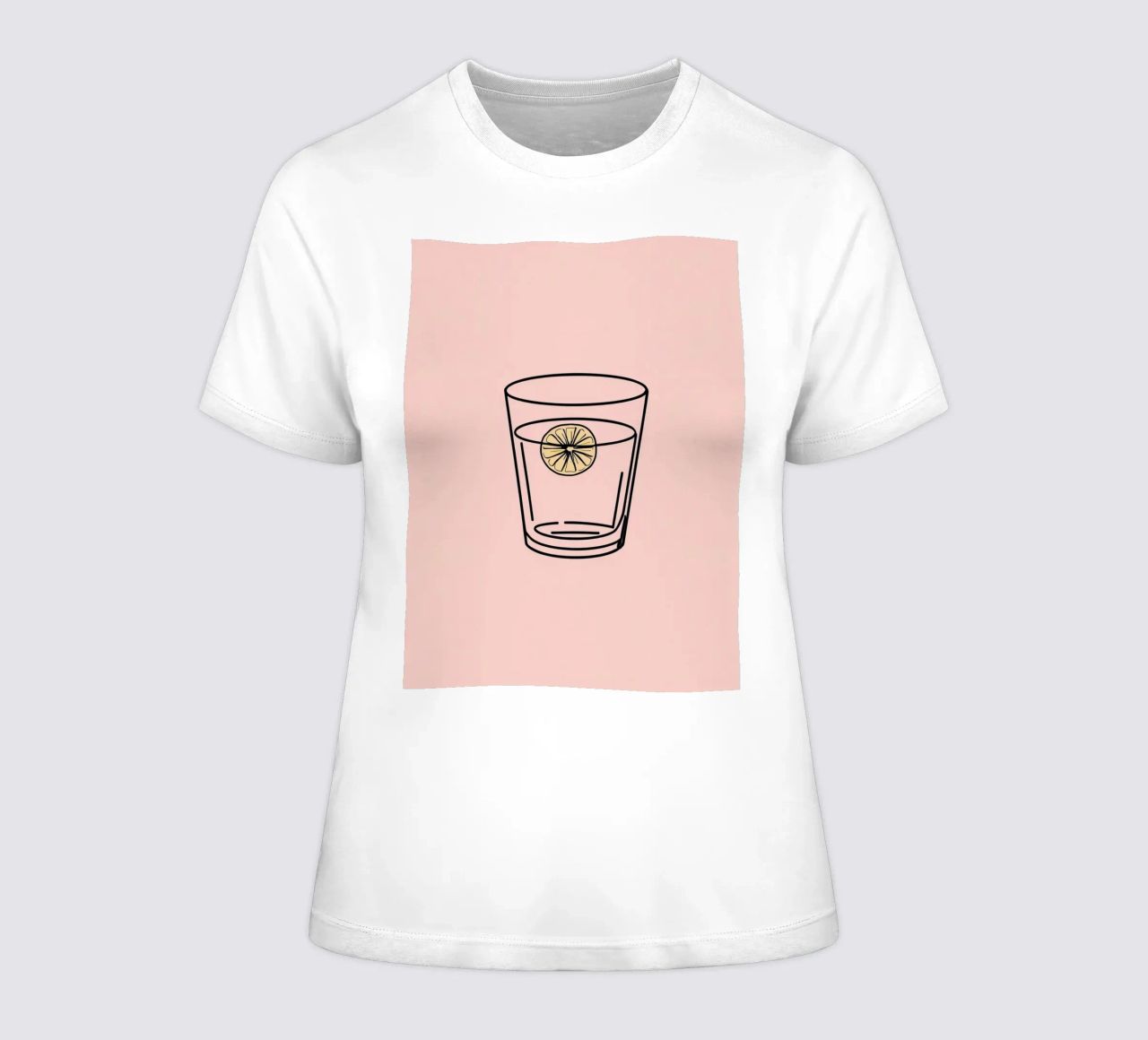 Bevanda rinfrescante in un bicchiere trasparente con una fetta di limone t-shirt da donna da DesignDoodle