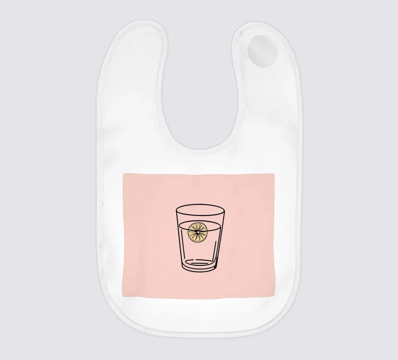Erfrischungsgetränk in einem klaren Glas mit einer Zitronenscheibe Babylätzchen von DesignDoodle