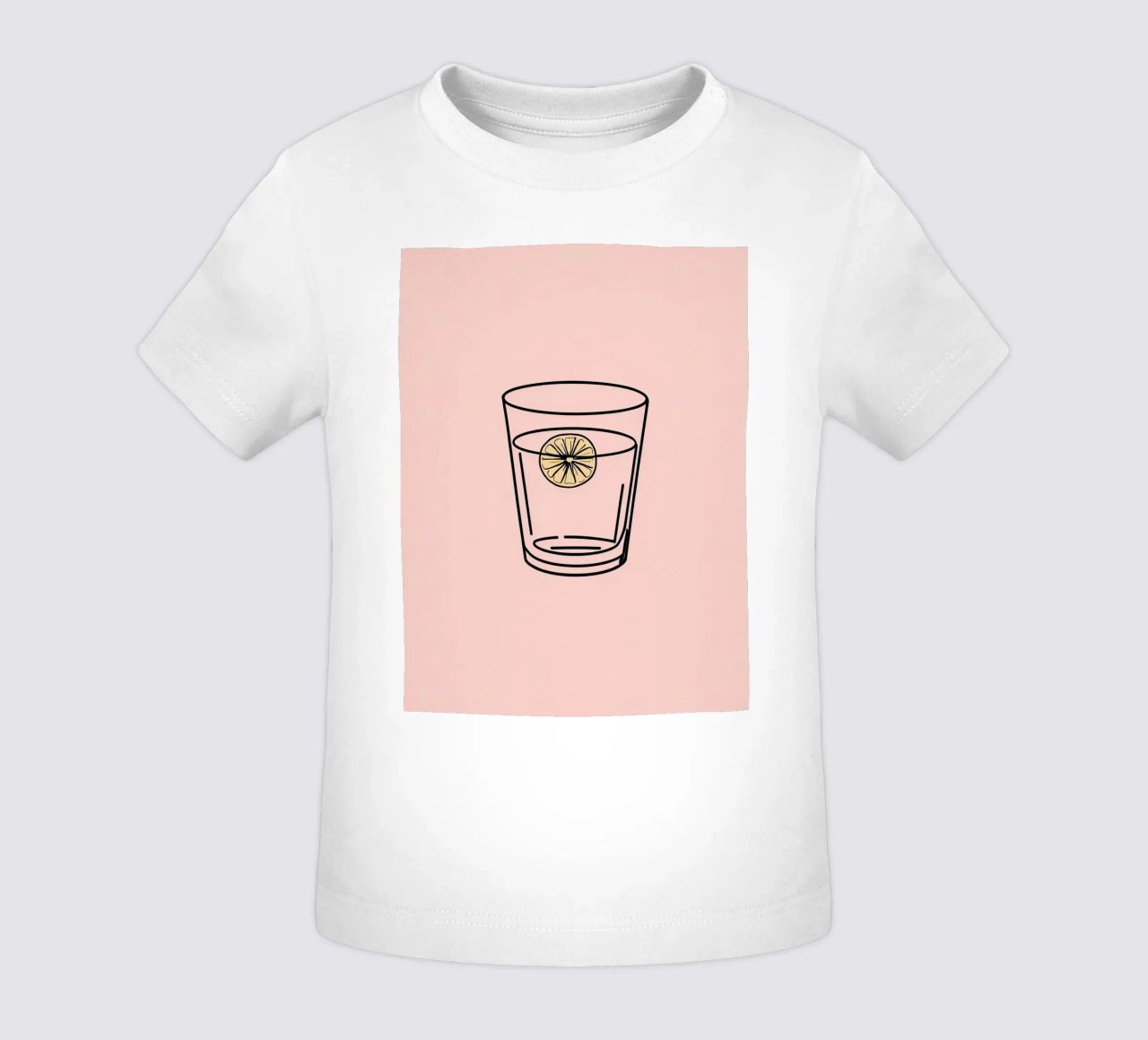 Bevanda rinfrescante in un bicchiere trasparente con una fetta di limone maglietta neonato da DesignDoodle