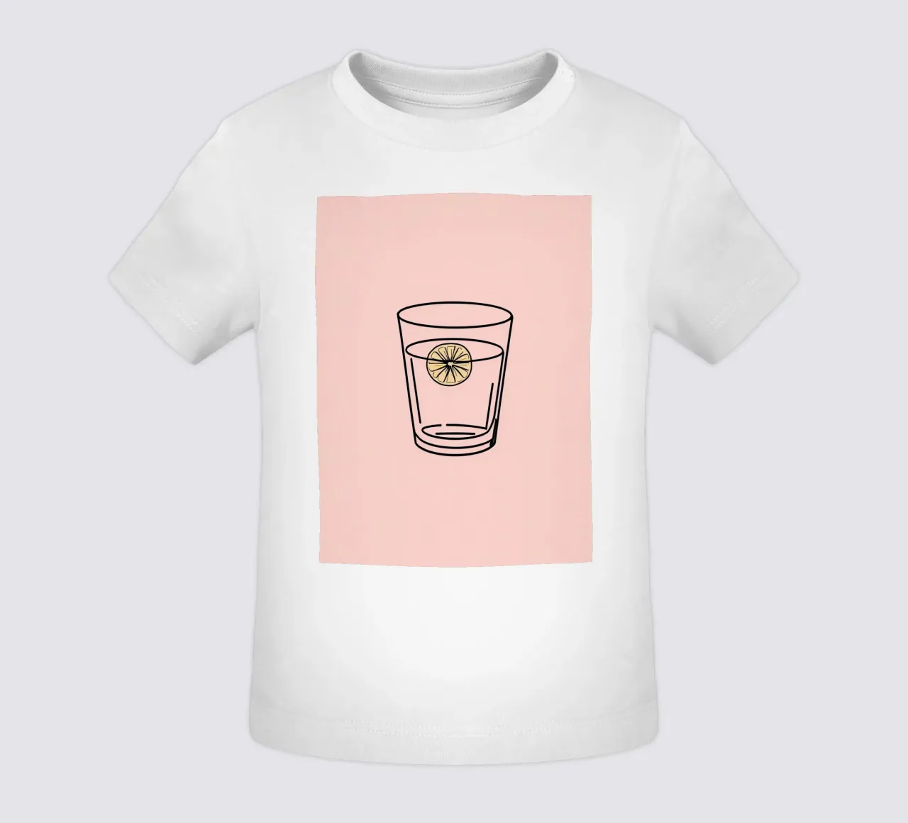 Bevanda rinfrescante in un bicchiere trasparente con una fetta di limone maglietta neonato da DesignDoodle