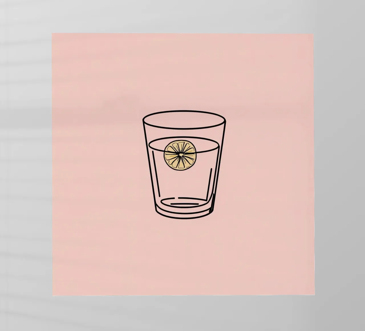 Boisson rafraîchissante dans un verre transparent avec une tranche de citron film rétro-éclairé de DesignDoodle