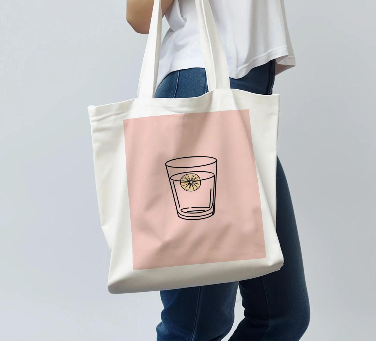 Bevanda rinfrescante in un bicchiere trasparente con una fetta di limone borsa in juta da DesignDoodle