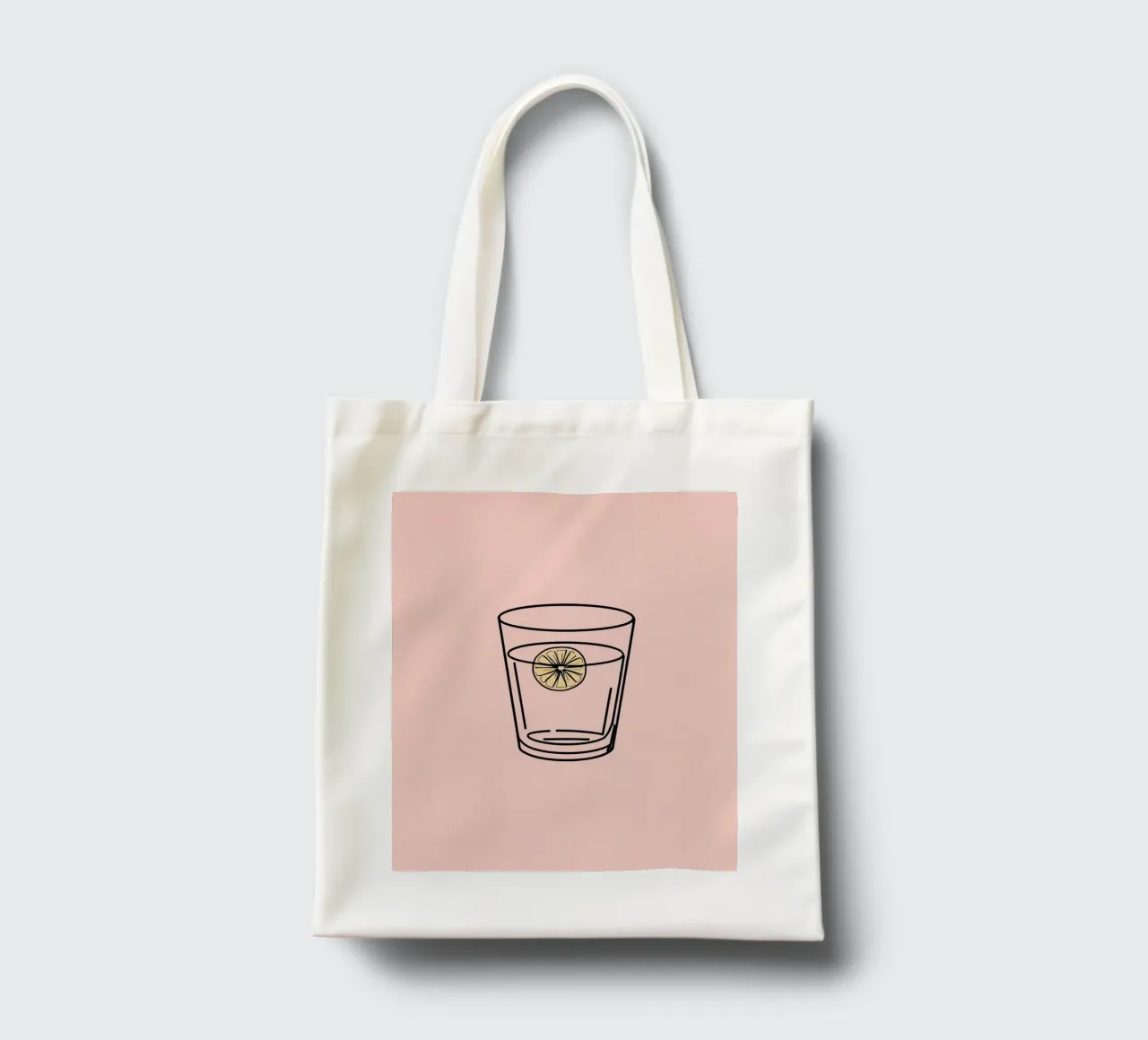 Bebida refrescante en vaso transparente con una rodaja de limón tote bag de DesignDoodle