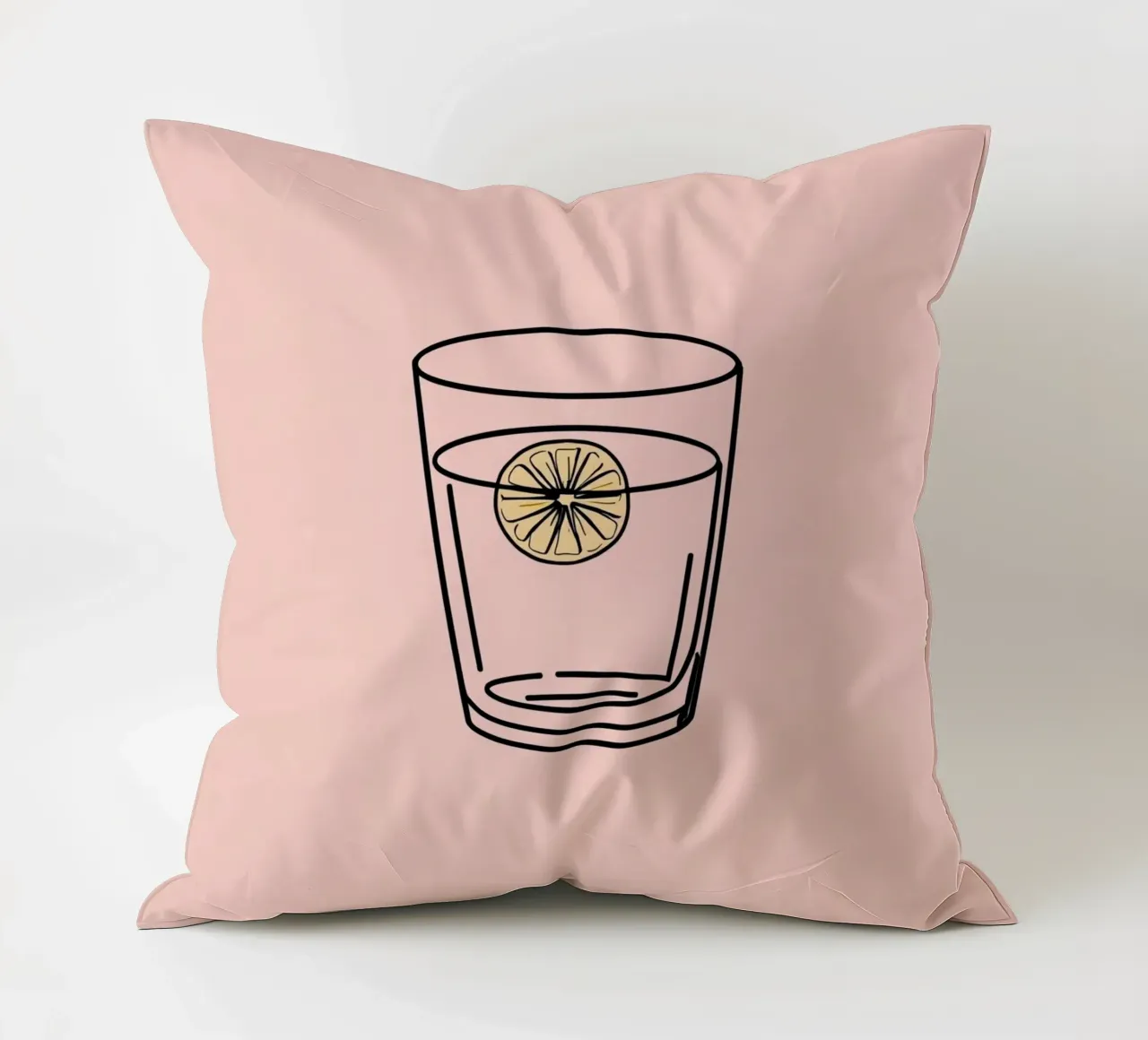 Bevanda rinfrescante in un bicchiere trasparente con una fetta di limone cuscino da DesignDoodle