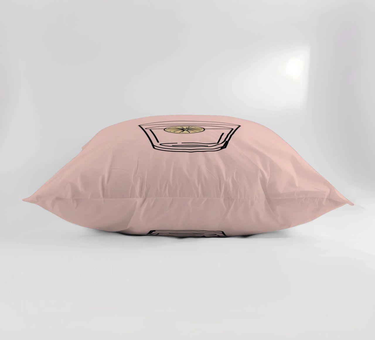 Bevanda rinfrescante in un bicchiere trasparente con una fetta di limone cuscino da DesignDoodle
