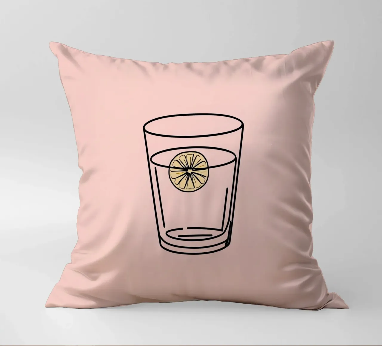 Bevanda rinfrescante in un bicchiere trasparente con una fetta di limone cuscino da DesignDoodle