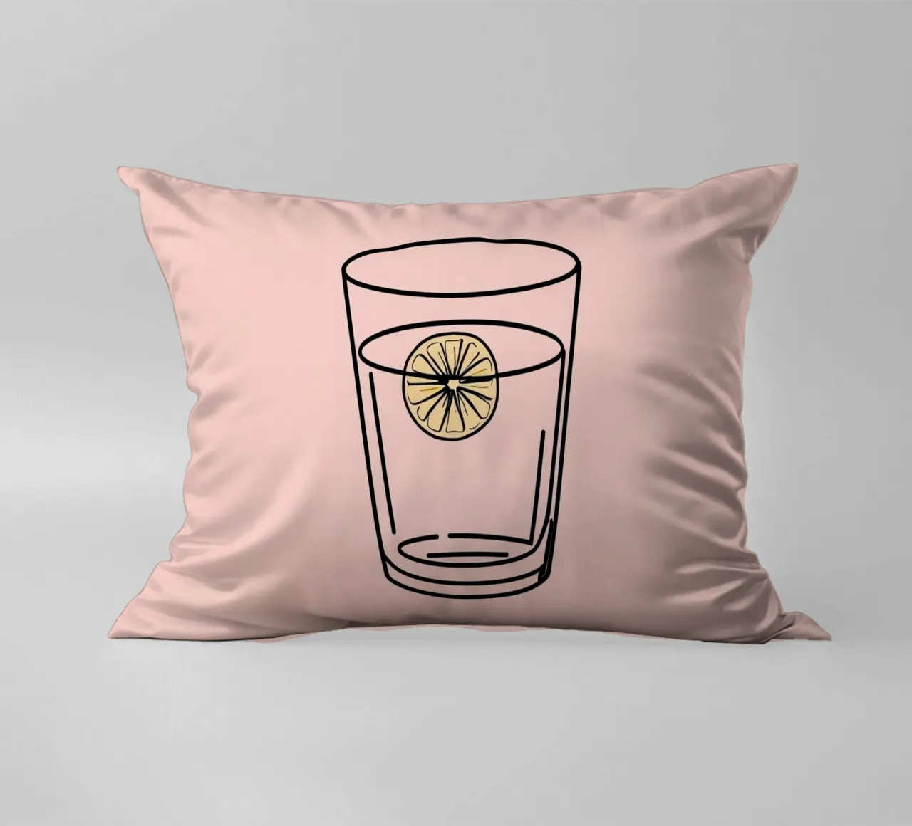 Bevanda rinfrescante in un bicchiere trasparente con una fetta di limone cuscino da DesignDoodle