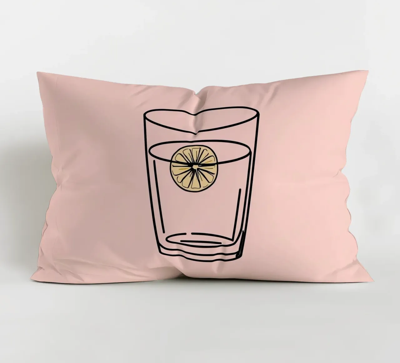 Bevanda rinfrescante in un bicchiere trasparente con una fetta di limone cuscino da DesignDoodle