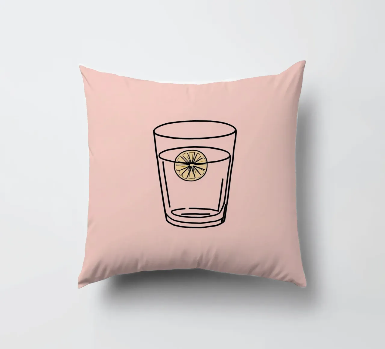 Bevanda rinfrescante in un bicchiere trasparente con una fetta di limone cuscino da DesignDoodle