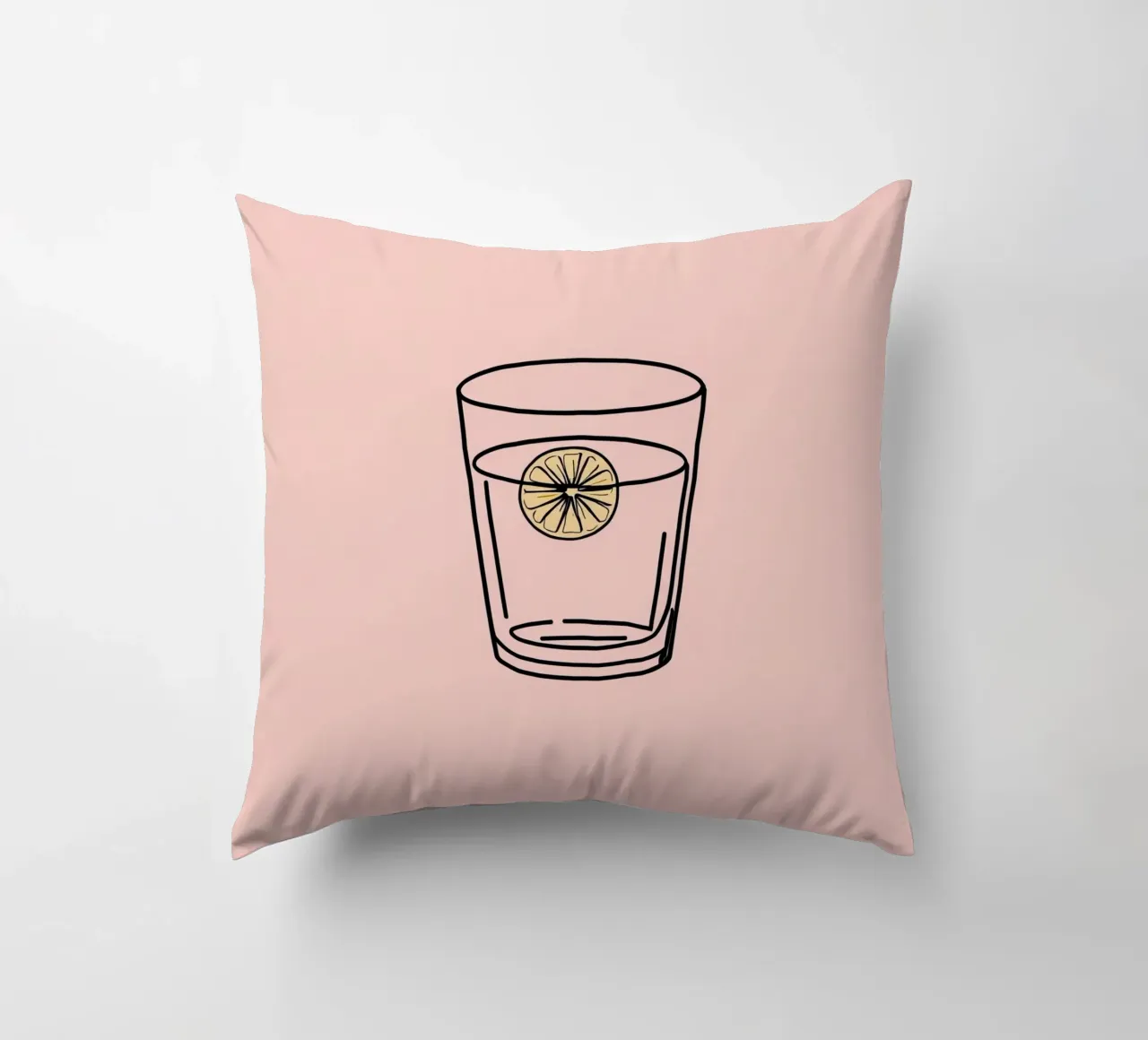 Bevanda rinfrescante in un bicchiere trasparente con una fetta di limone cuscino da DesignDoodle