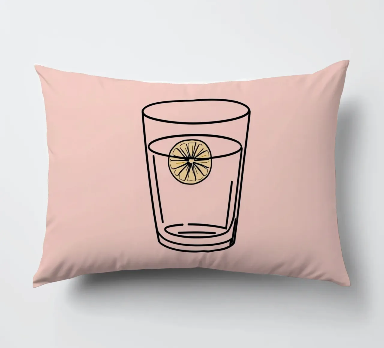 Bevanda rinfrescante in un bicchiere trasparente con una fetta di limone cuscino da DesignDoodle