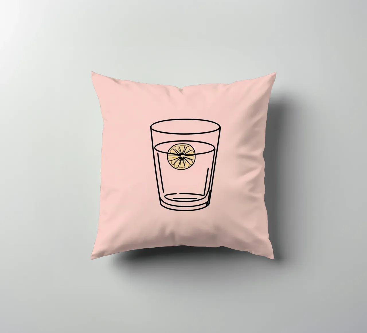 Bevanda rinfrescante in un bicchiere trasparente con una fetta di limone cuscino da DesignDoodle