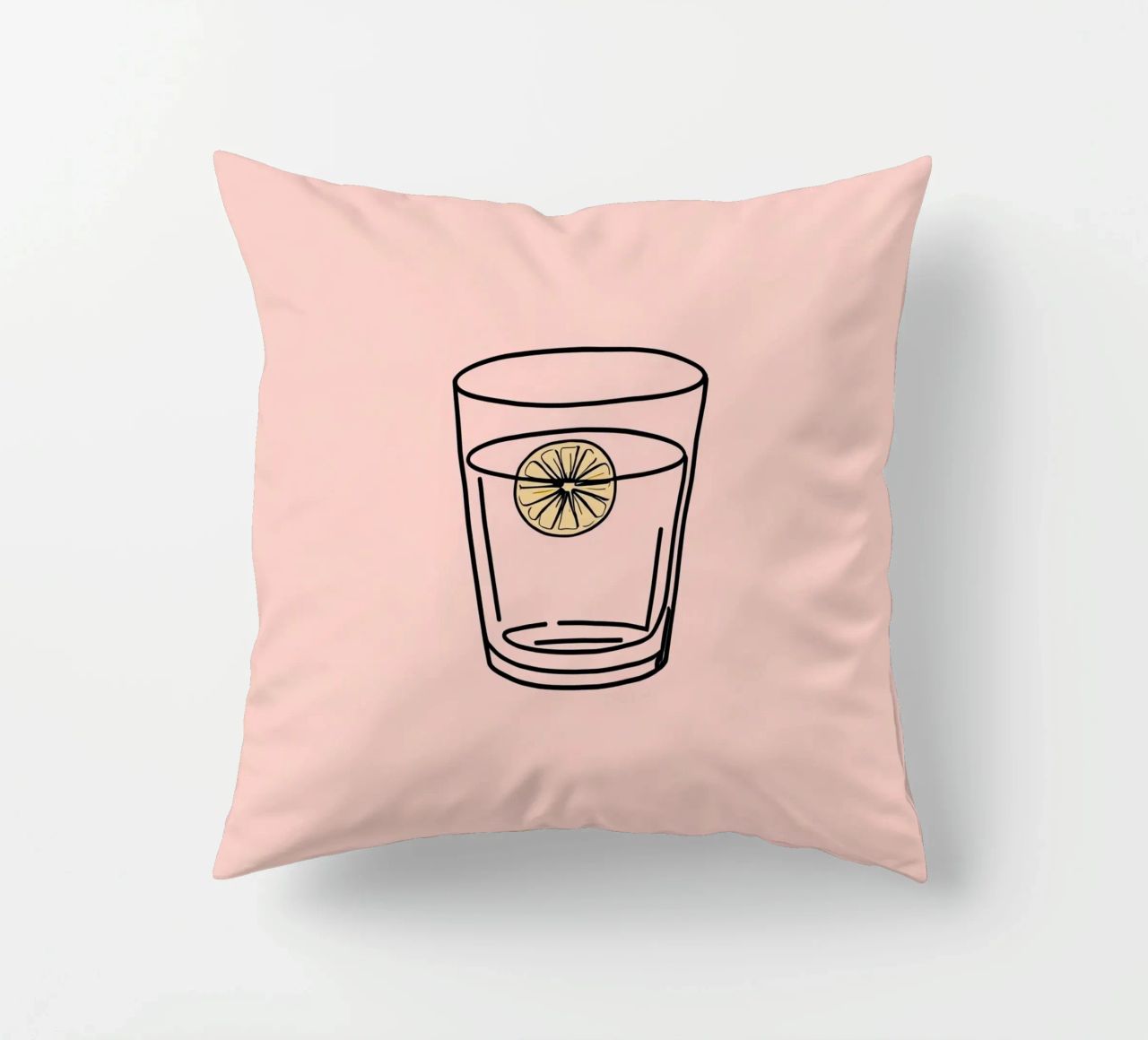 Bevanda rinfrescante in un bicchiere trasparente con una fetta di limone cuscino da DesignDoodle