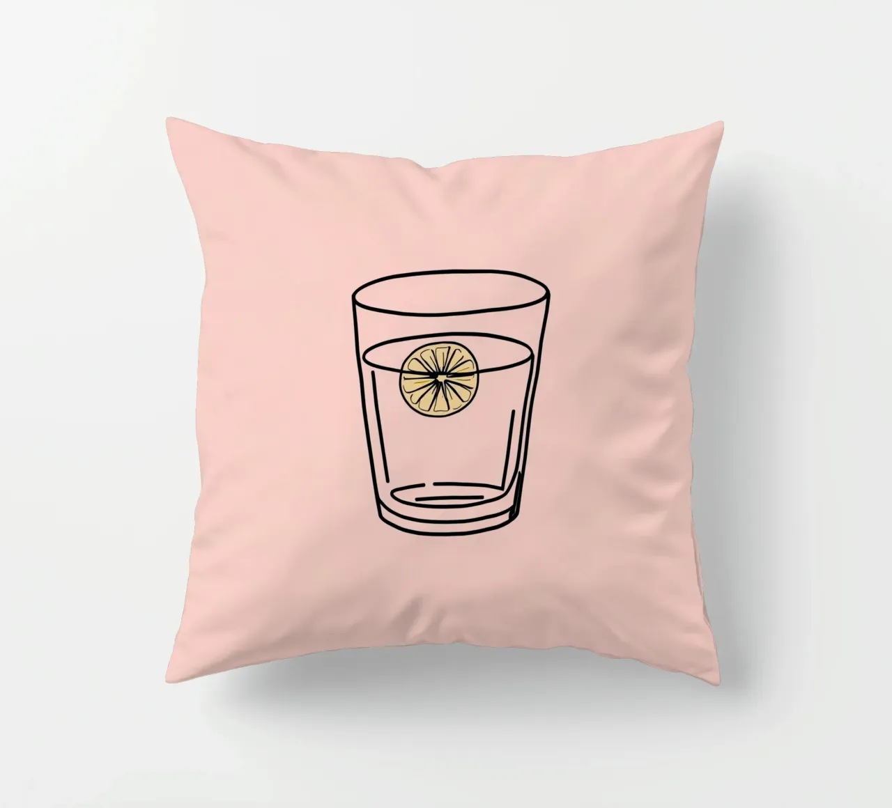 Bevanda rinfrescante in un bicchiere trasparente con una fetta di limone cuscino da DesignDoodle